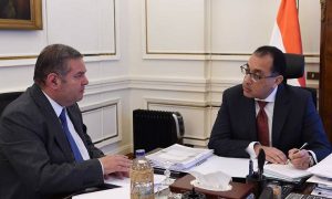 وزير قطاع الأعمال يلتقى مزارعى الفيوم وبنى سويف لشرح نظام تداول القطن الجديد