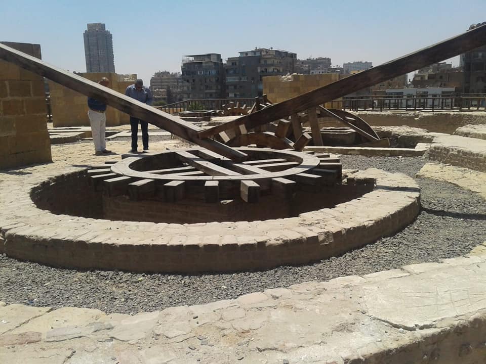 وزارة الآثار تبدأ مشروع ترميم سور مجرى العيون (صور)