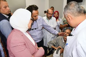 وزيرة الصحة تصطحب مواطنا لإجراء جراحة بالعين «الأولى بمدن القناة» (صور)