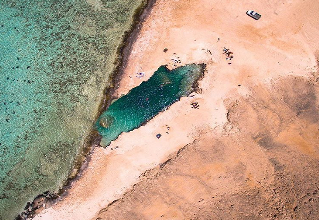 شاطئ النيزك السري.. حمام سباحة طبيعي يجذب مغامري العالم إلى مصر