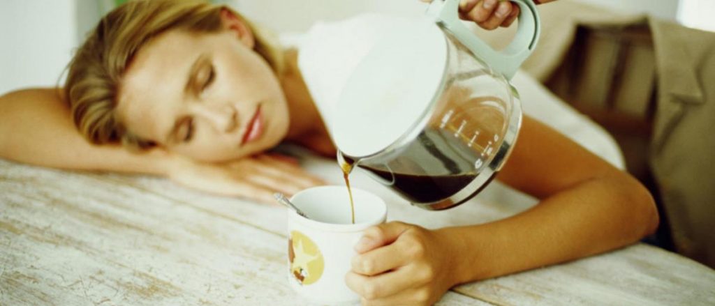 دراسة أمريكية: شرب القهوة قبل النوم لا يساعد على الاستيقاظ
