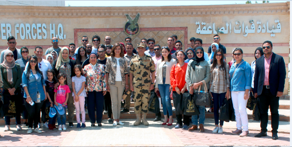 وفد من مصريي الخارج يزور «الصاعقة» والكلية الجوية ومنتجع الجلالة