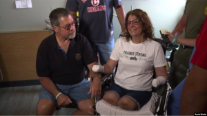 مواطنة أمريكية تفقد يديها وساقيها بسبب «قُبلة»