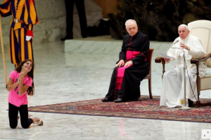 بابا الفاتيكان يسمح لفتاة مريضة بالتصفيق والرقص على المسرح أثناء عظته
