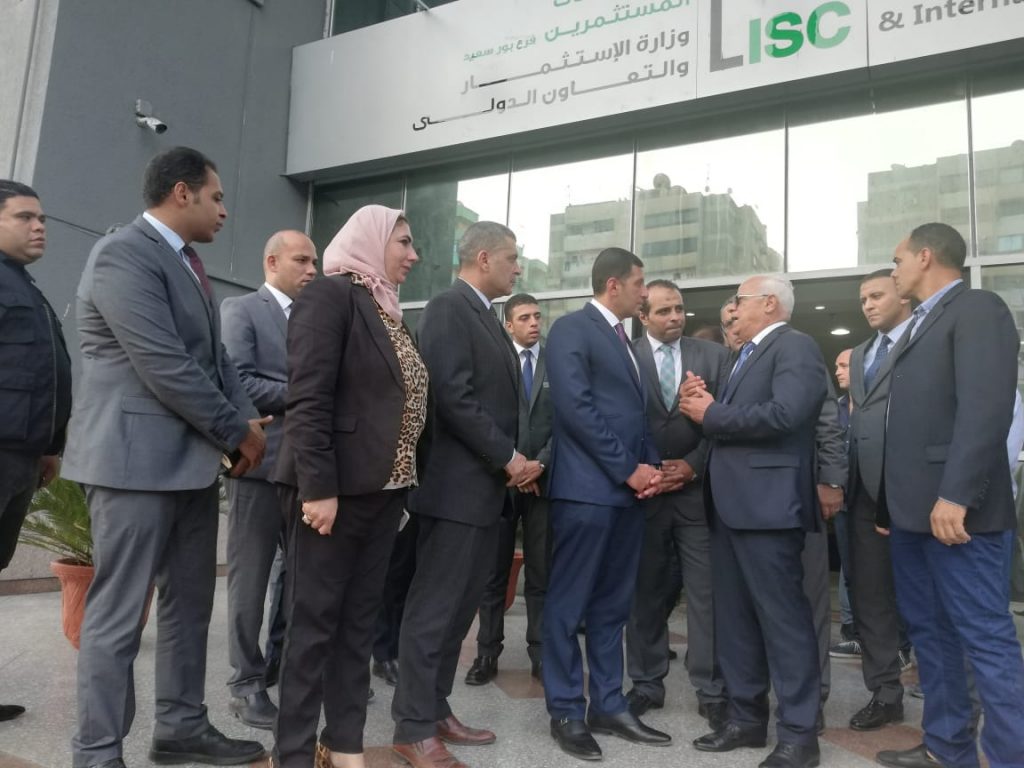 محافظ بورسعيد ورئيس هيئة الاستثمار يتفقدان مركز خدمة المستثمرين