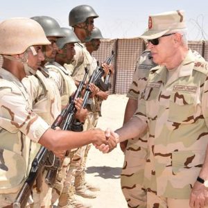 رئيس أركان القوات المسلحة يتفقد قوات تأمين شمال سيناء