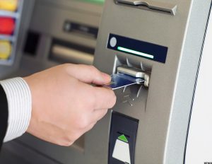 بالبطاقة الدوارة.. عاطل يسرق كروت ATM من أصحاب المعاشات