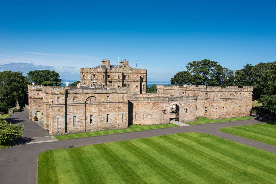 قصر اسكتلندى عمره 800 سنة معروض للبيع بمبلغ 9.7 مليون دولار (صور)