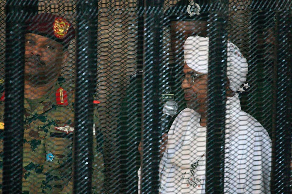 الرئيس السوداني المخلوع عمر البشير في قفص المحاكمة (صور)