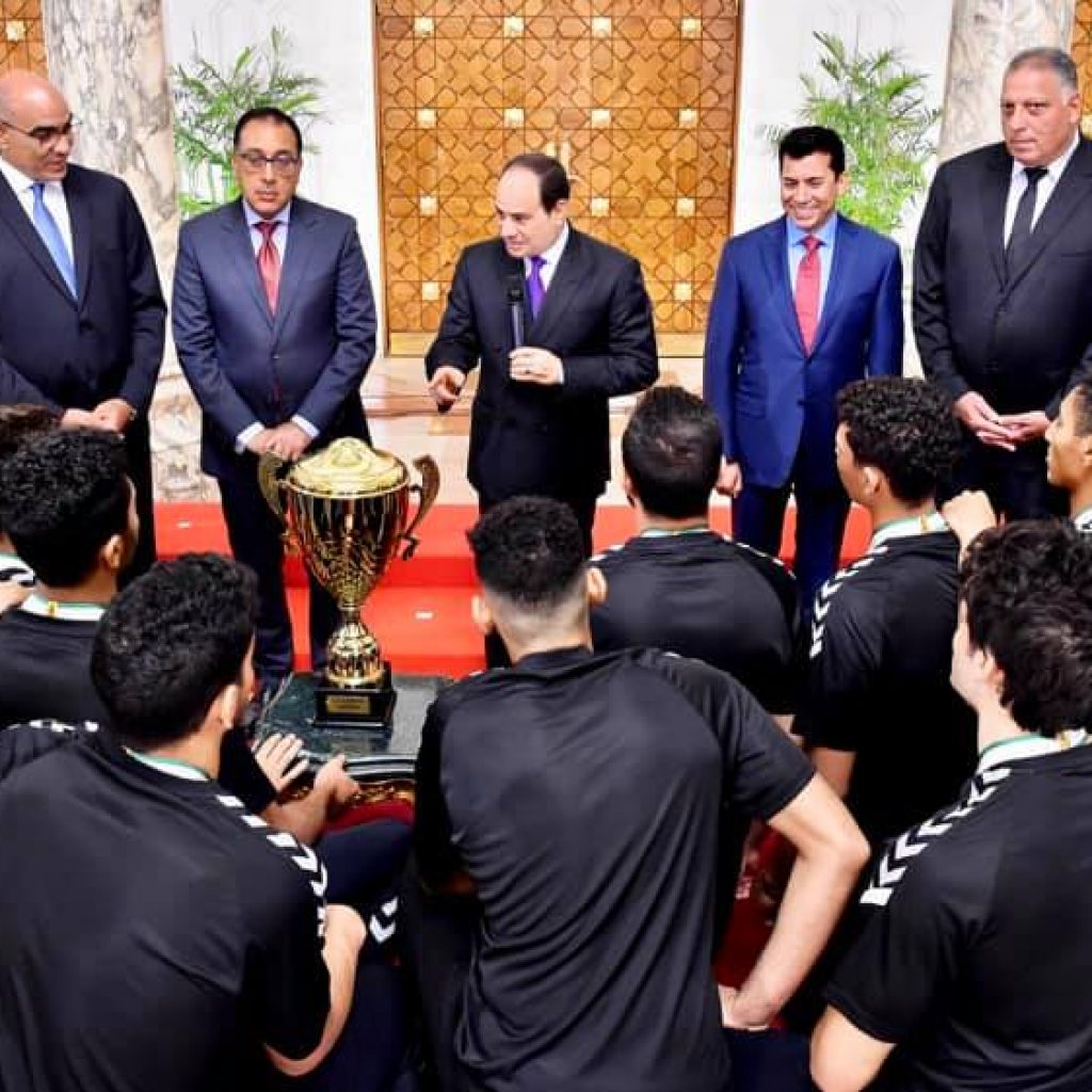 السيسى يستقبل منتخب ناشئي كرة اليد المتوج بكأس العالم (صور)