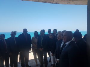 رئيس الحكومة والوزراء يلتقطون صورا أعلى برج العلمين ويشاهدون موقع حفل جينيفر لوبيز (صور)