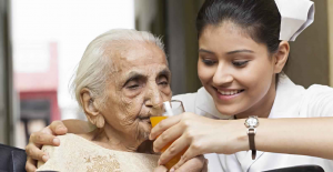 «التضامن» تعلن إتاحة التعاقد مع خريجي «رفيق المسن» لخدمة كبار السن بالمنازل