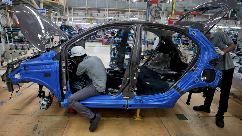 رويترز: تراجع المبيعات يجبر شركات السيارات على تسريح عمالتها في الهند