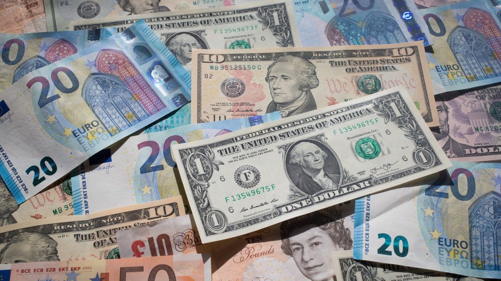 كيف تغيرت أسعار العملات العربية والأجنبية أمام الجنيه في 7 أشهر؟ (إنفوجراف)