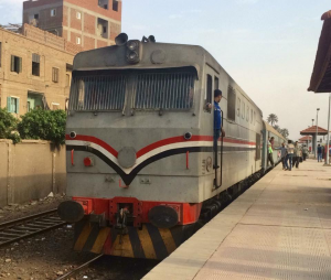 أول بيان من النقل عن سقوط مواطن من قطار الإسكندرية «قام بمغافلتهم وقفز»