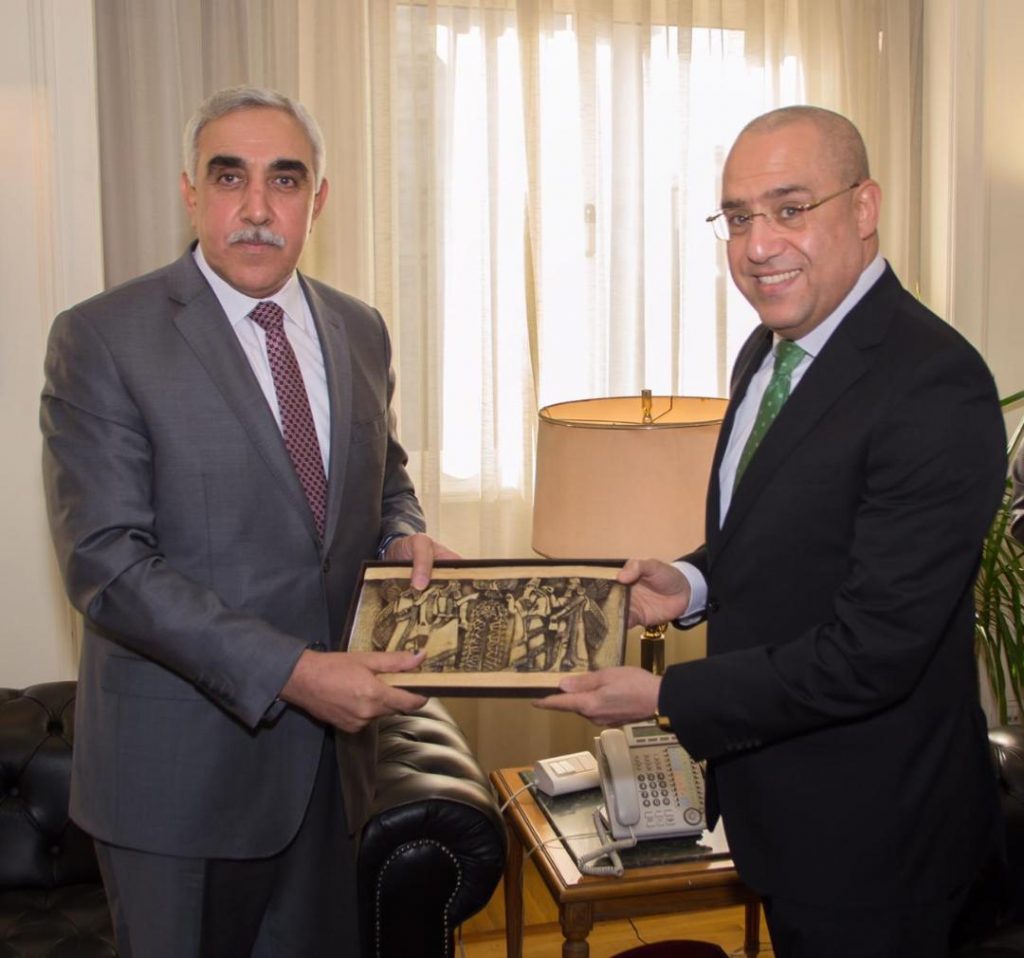 سفير العراق بالقاهرة يبحث مع وزير الإسكان الإعداد للجنة المشتركة