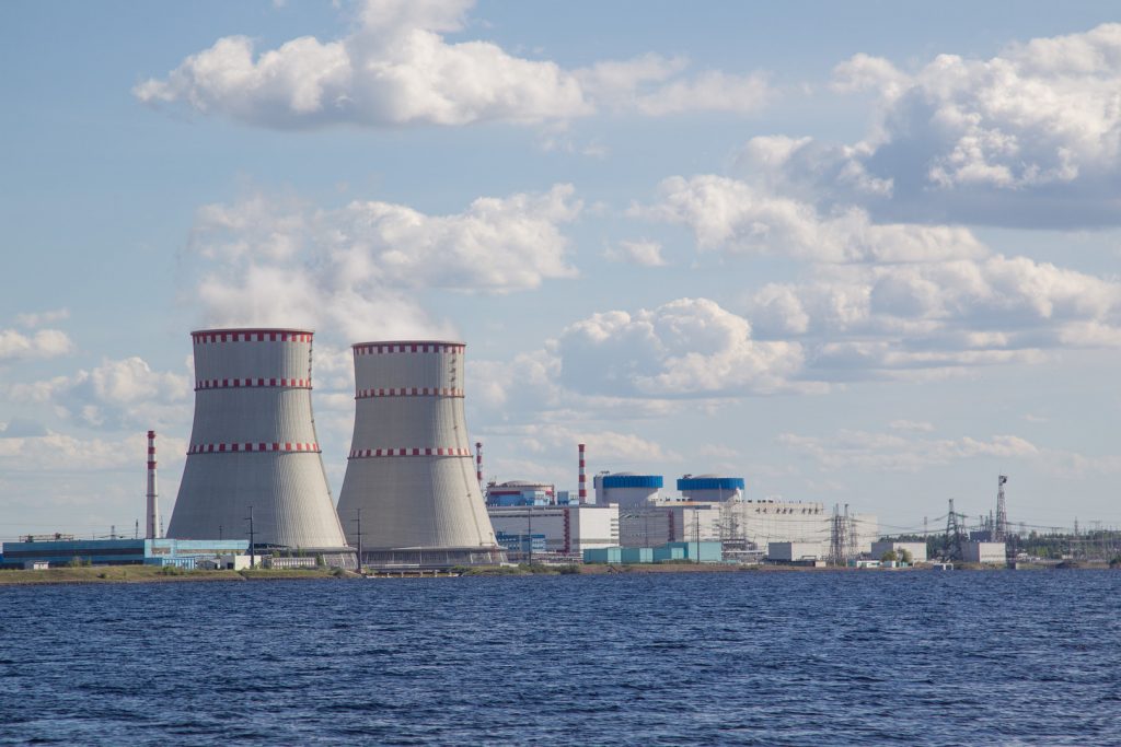 وزير الكهرباء ووفد روسي يتفقدان محطة الضبعة النووية والمدينة السكنية والرصيف البحري