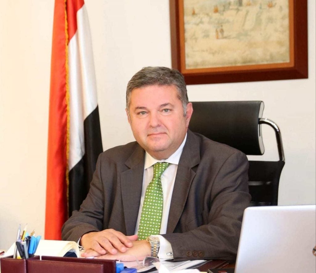 وزير قطاع الأعمال يكرم مدحت نافع رئيس «القابضة المعدنية» السابق