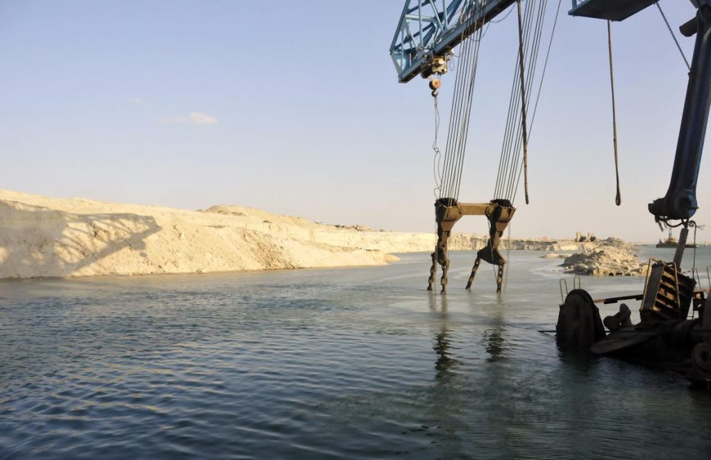 ترسانة قناة السويس تنتشل 13 ألف طن حديد من قاع البحر