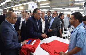 رئيس الوزراء يزور مجمع صناعة منسوجات بالمنيا ويؤكد: وفّر منتجات متميزة للتصدير