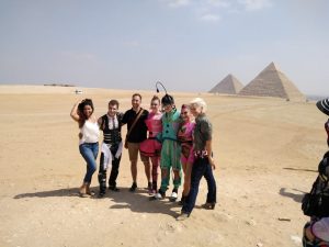 فريق سيرك «دو سولاي» العالمي يزور الأهرامات (صور)