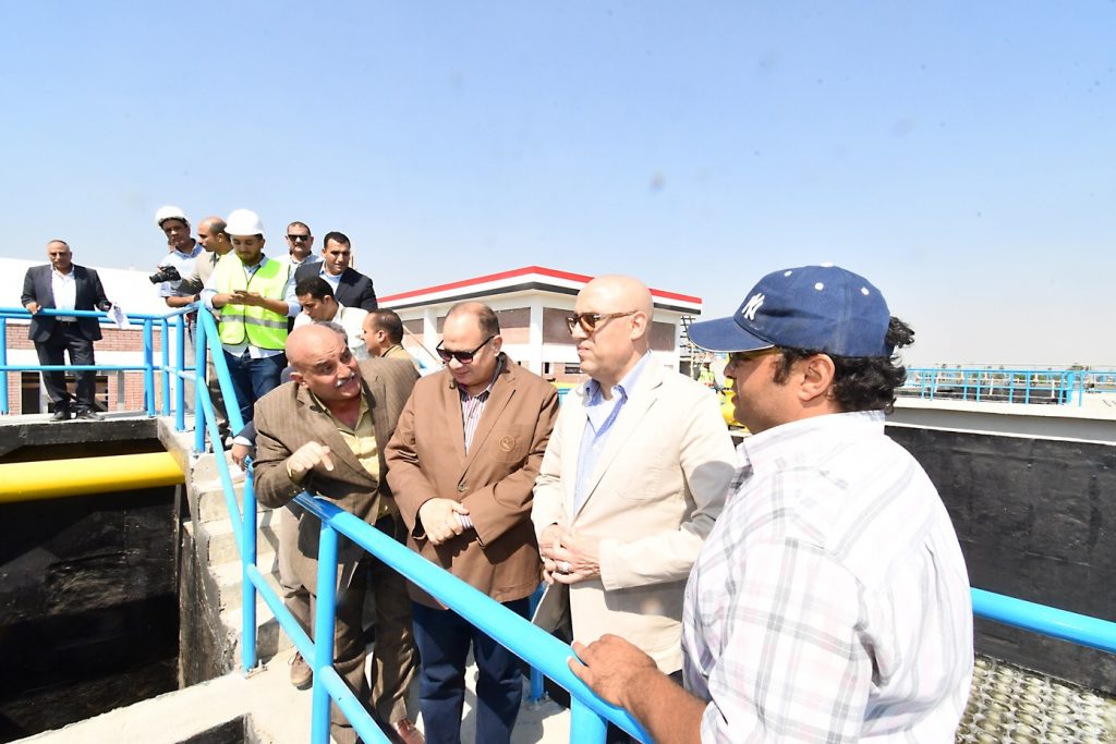 وزير الإسكان ومحافظ الفيوم يتفقدان محطة معالجة صرف صحي العزب