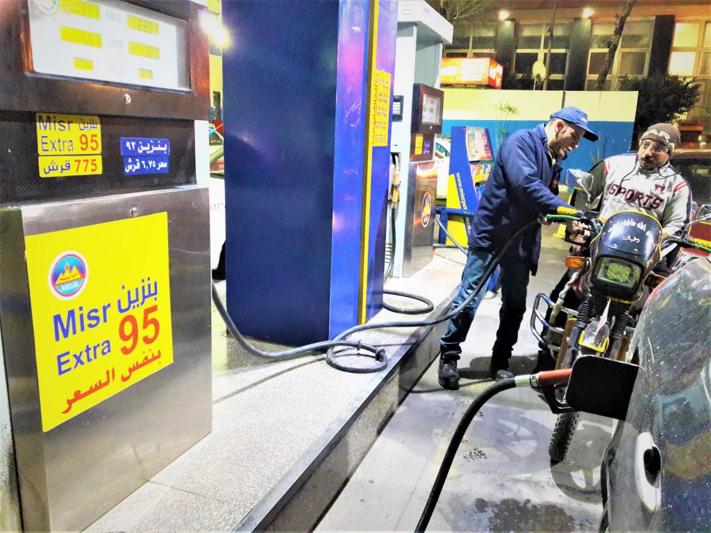 مصر تقرر تثبيت أسعار البنزين والسولار لمدة 3 شهور