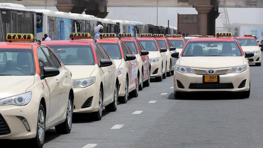 حكومة دبي تطلق "هلا" للنقل التشاركي وتلغي "الرحلات الرخيصة" من أوبر وكريم