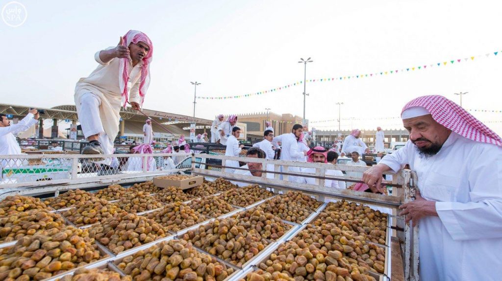 شينخوا: أكبر سوق للتمور في العالم يعج بالزبائن ويتزامن مع موسم الحصاد في السعودية