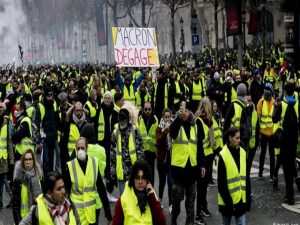 إطلاق الغاز على محتجي « السترات الصفراء » واعتقال العشرات بباريس