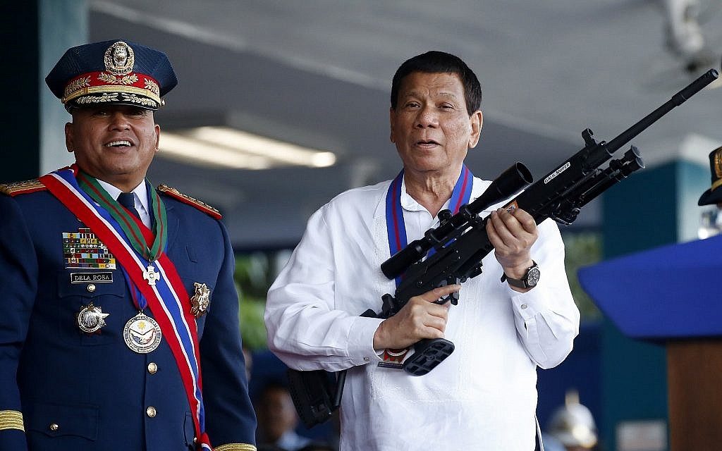 صحيفة: رئيس الفلبين يطلب من المواطنين إطلاق النار على أي مسئول يطلب رشوة