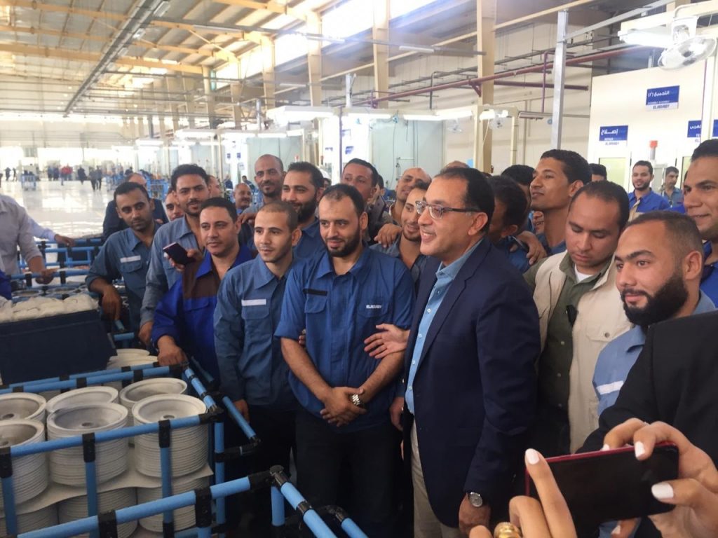 رئيس الحكومة يتفقد مصانع العربى ببنى سويف ويلتقط صورة تذكارية مع العاملين فيه