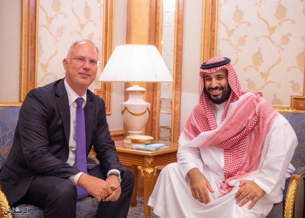 ولي العهد السعودي يقلد رئيس صندوق الاستثمار الروسي وشاح الملك عبد العزيز