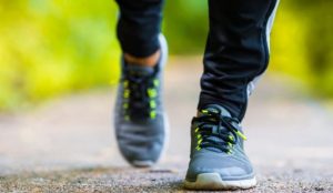 دراسة حديثة: المشي البطيء قد ينبئ بأمراض قاتلة