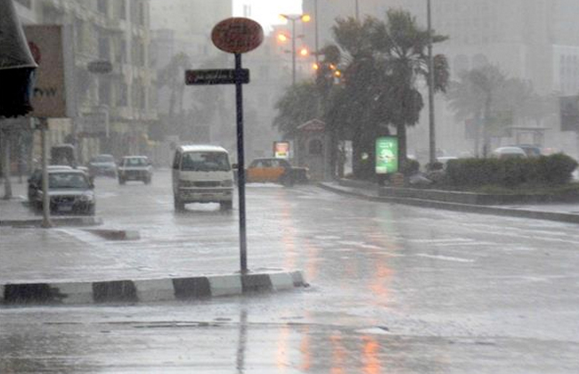 الأمطار تشل حركة المرور وتحاصر مواطنين وتغرق نفق العروبة في القاهرة (فيديو)