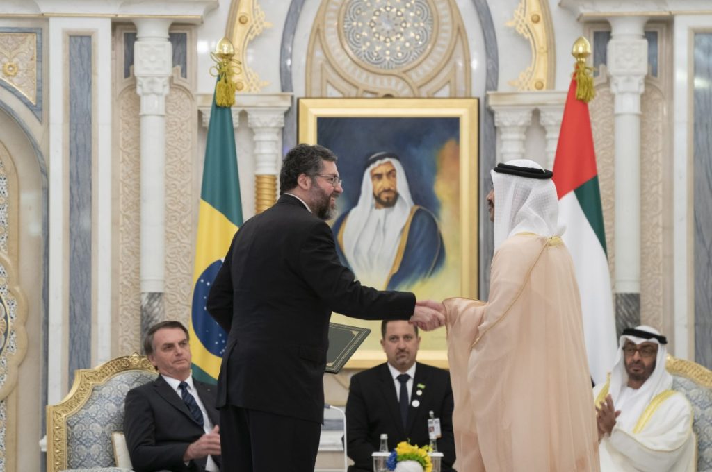 الإمارات والبرازيل توقعان اتفاقا لتعزيز مجالات تعاون تشمل التجارة والجمارك (فيديو)