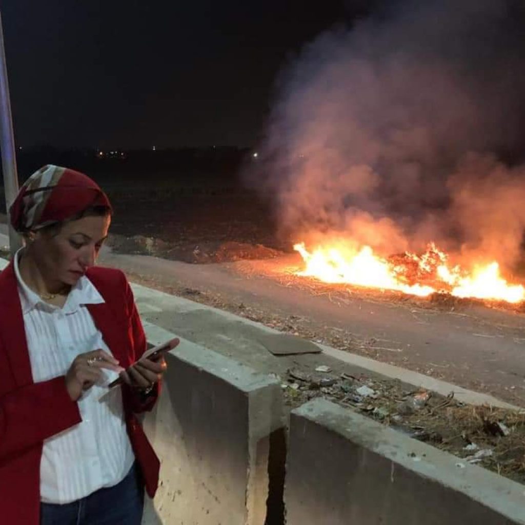 وزيرة البيئة تضبط أحد المخالفين في طريق بنها الحر يحرق مخلفات زراعية (صور)