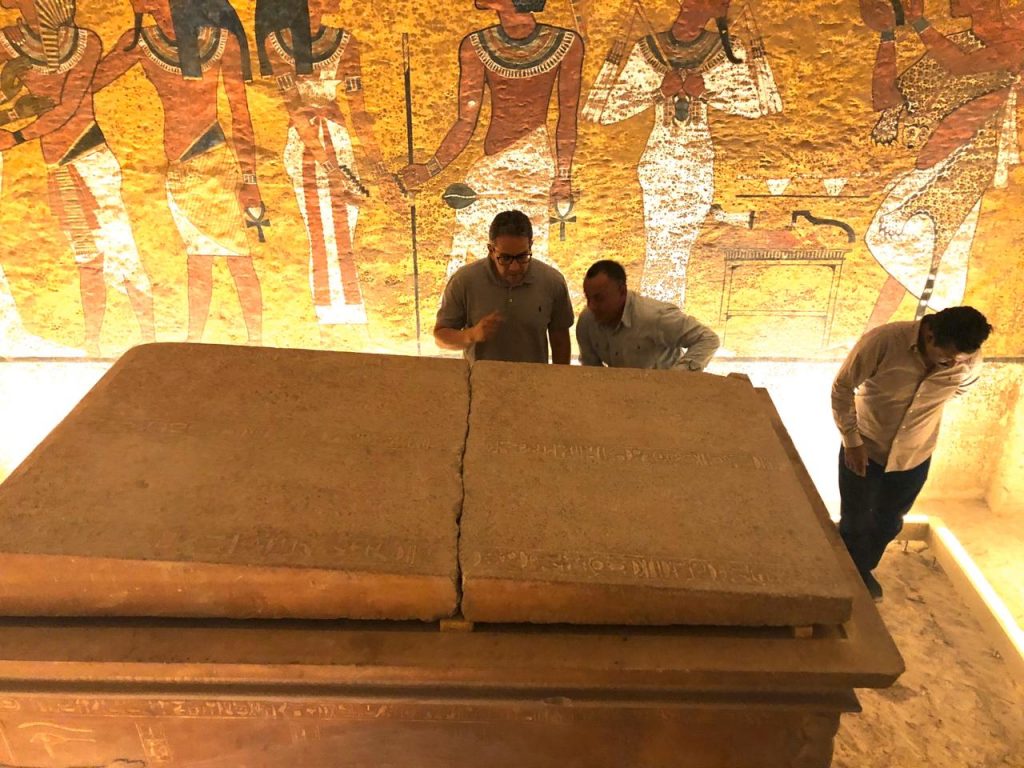 وزير الآثار: إعادة تركيب غطاء التابوت الحجرى بمقبرة توت عنخ آمون