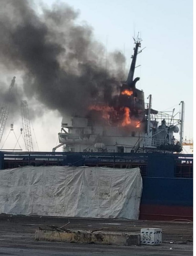 حريق في مركب فوسفات بميناء دمياط (صور)