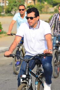 وزير الشباب والرياضة يقود ماراثون الدراجات بجامعة مصر للعلوم