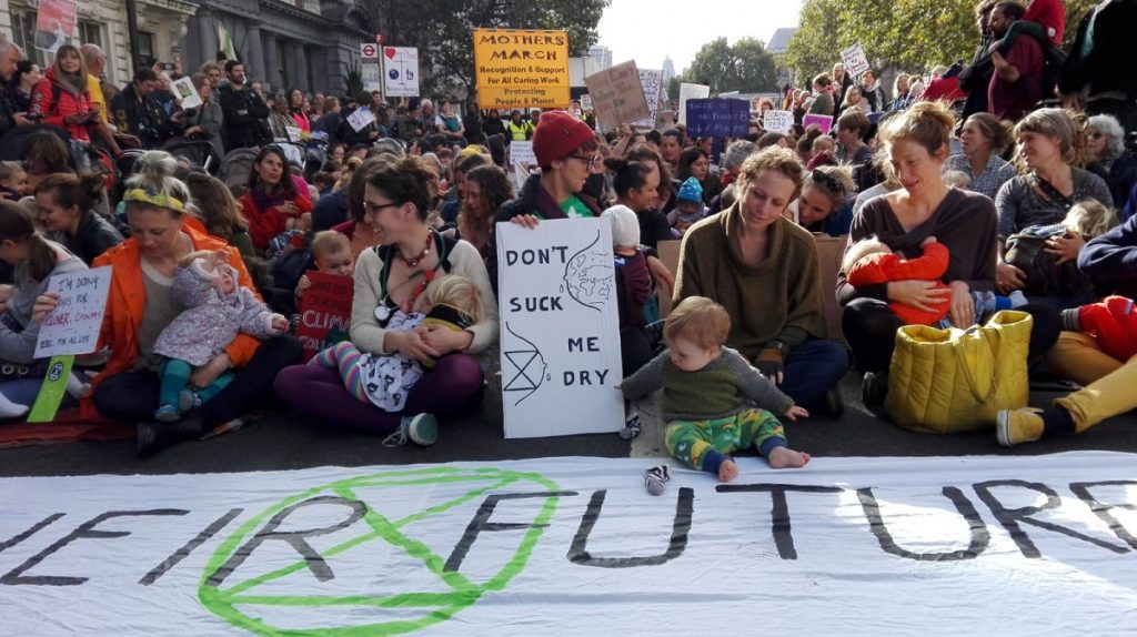 أمهات يرضعن أطفالهن في شوارع لندن احتجاجا على تغير المناخ