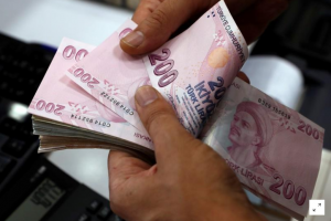 الليرة التركية تتراجع 5% الإثنين واستمرار القلق من ارتفاع التضخم