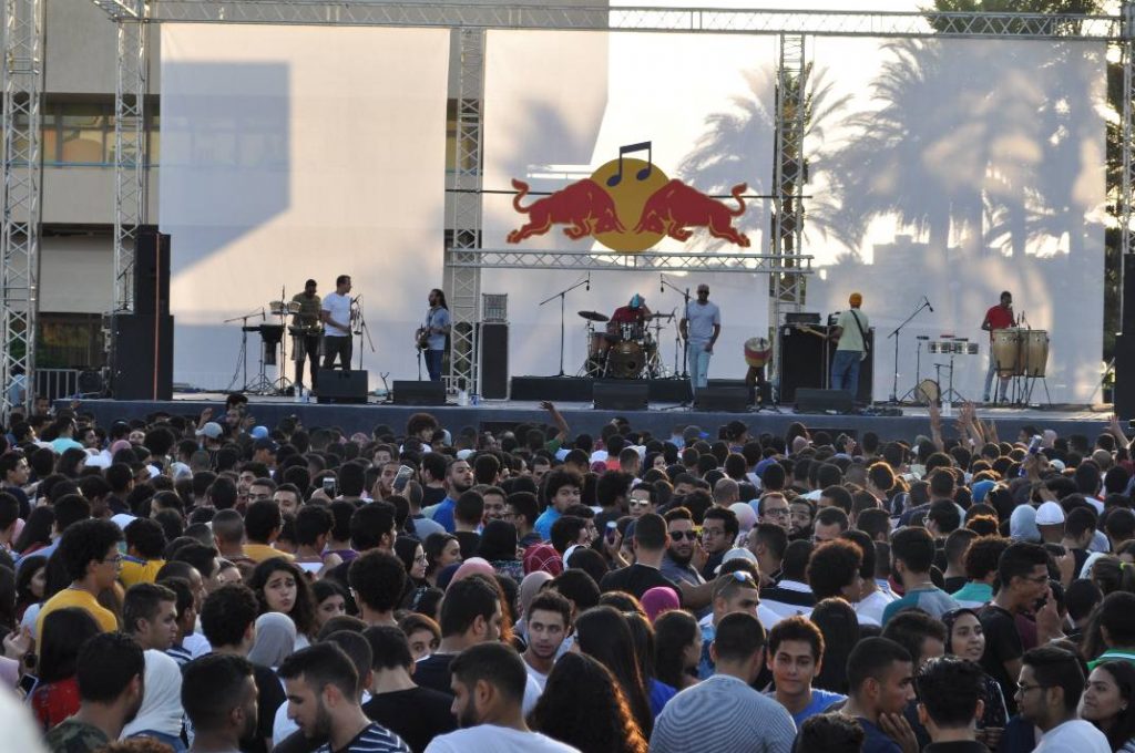 فريق شارموفز يحيي حفلًا غنائيًّا بالإسكندرية (صور)