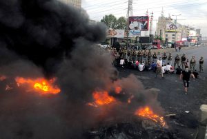 الأمن اللبناني ينقذ متظاهرا حاول إشعال النار في نفسه