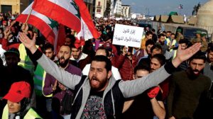 العربية: عمليات سرقة وسط بيروت واتساع المواجهات بين الأمن والمحتجين