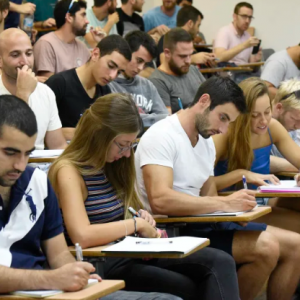 «كورونا» يضرب سوق العمل الإسرائيلية.. ارتفاع نسبة الباحثين عن وظائف من الشباب إلى 47.6%