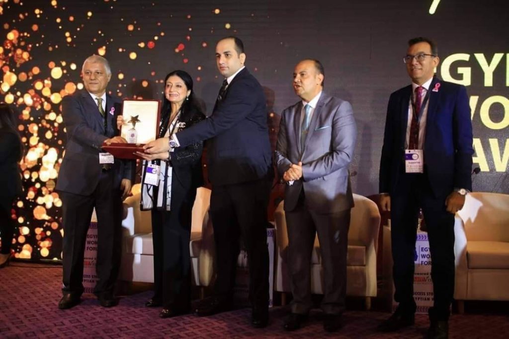 الرئيس التنفيذى للتسويق بشركة القلعة للاستثمارات تفوز بجائزة منتدى المرأة المصرية