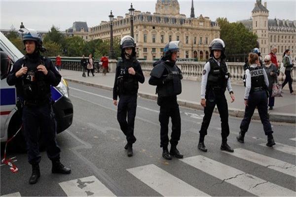 10 قتلى ومصابين في الهجوم على مركز شرطة باريس.. ورئيس فرنسا يتفقد الحادث