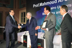 عميد كلية الاقتصاد والعلوم السياسية بجامعة القاهرة يفوز بجائزة دولية