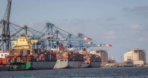 ميناء دمياط يستقبل 12111 طن قمح ويُصدر 3400 طن رمل